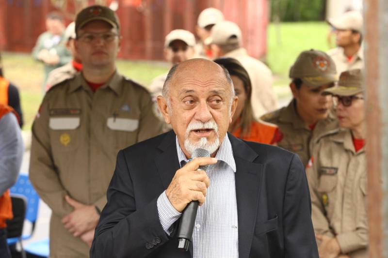 Na mesma cerimônia que entregou as viaturas para serviços de vistoria, o governador Simão Jatene (foto) fez uma visita técnica às instalações da nova Policlínica ao Corpo de Bombeiros Militar do Estado. Um prédio no Quartel do Comando Geral da corporação foi reformado e adaptado para receber a Policlínica, que oferta assistência médico-odontológico, psicológico e de primeiros socorros aos bombeiros militares e seus dependentes.

FOTO: IGOR BRANDÃO / AG. PARÁ
DATA: 15.03.2018
BELÉM - PARÁ <div class='credito_fotos'>Foto: IGOR BRANDÃO / AG. PARÁ   |   <a href='/midias/2018/originais/8e1c59c7-06cc-4453-9ecf-db18f0206ce8.jpg' download><i class='fa-solid fa-download'></i> Download</a></div>