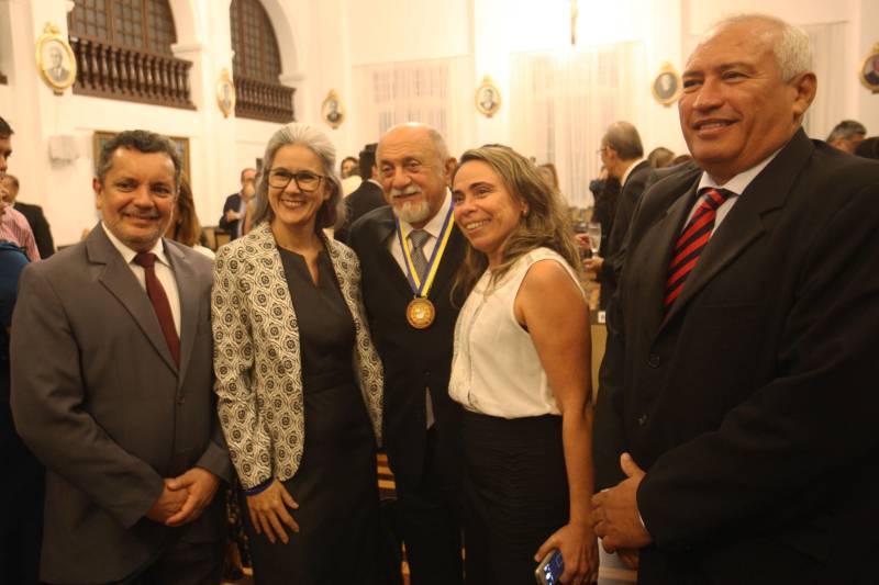 O governador Simão Jatene foi homenageado pela Associação do Corpo Consular no Estado do Pará (ACCP) com a Comenda do Mérito Consular João Clemente Baena Soares. A maior honraria da entidade foi entregue na noite desta quinta-feira (22), no salão nobre do prédio sede da Associação Comercial do Pará (ACP), em Belém.

FOTO: IGOR BRANDÃO / AG. PARÁ
DATA: 22.02.2018
BELÉM - PARÁ <div class='credito_fotos'>Foto: IGOR BRANDÃO / AG. PARÁ   |   <a href='/midias/2018/originais/8e8118dc-24d6-4cd8-a2b5-e8364713f980.jpg' download><i class='fa-solid fa-download'></i> Download</a></div>