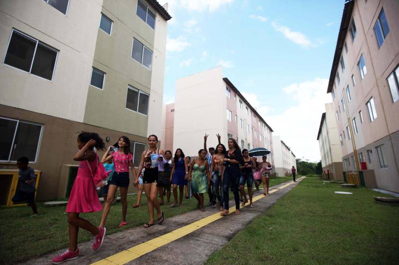 O governo do Pará, por meio da Companhia de Habitação do Pará (Cohab) entregou, neste sábado (24), as chaves dos 4 mil apartamentos do Residencial Viver Melhor Marituba. O local passa a ser, agora, a moradia de mais de 15 mil pessoas que aguardavam pelo empreendimento. Desde o início da manhã, servidores da Cohab estavam a postos, na quadra de esportes do Residencial, organizando a entrega das chaves dos apartamentos. A Companhia de Saneamento do Pará (Cosanpa) também atendia os novos moradores, que já podiam realizar o cadastro de suas unidades de consumo para ligação do fornecimento de água.

FOTO: THIAGO GOMES / AG PARÁ
DATA: 24.02.2018
MARITUBA - PARÁ <div class='credito_fotos'>Foto: Thiago Gomes /Ag. Pará   |   <a href='/midias/2018/originais/8e81be57-7883-4bf2-903f-074ed2735d9f.jpg' download><i class='fa-solid fa-download'></i> Download</a></div>