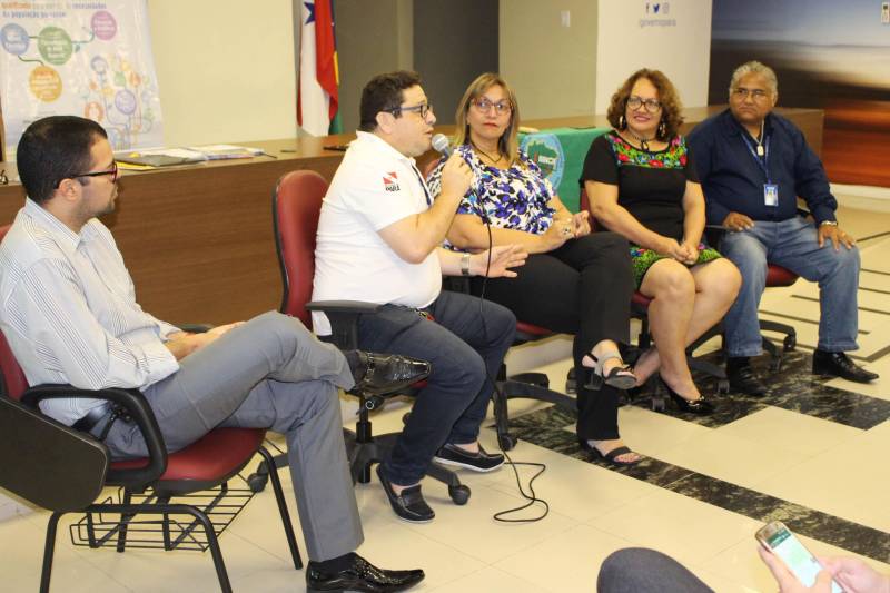 Alunos do curso de “Técnicas de gestão de resíduos sólidos” e de “Boas práticas higiênico sanitárias dos alimentos” foram certificados pelo Programa Pará Profissional. Ao todo, 32 concluintes estiveram presentes na cerimônia, que ocorreu no auditório da Casa Civil, na quinta-feira (28). O Programa Pará Profissional é um dos instrumentos utilizados no combate à desigualdade inter-regional no Estado, por meio da qualificação profissional da mão de obra local. Coordenado pela Secretaria de Estado de Ciência, Tecnologia e Educação Profissional e Tecnológica (Sectet), o programa é amparado pela Lei 8.427, de 16 de novembro de 2016. As ofertas de cursos são feitas de acordo com as demandas vindas dos setores produtivos de cada região do estado, mediante oficinas, reuniões e solicitações diretas das prefeituras.

FOTO: ERIKA TORRES / ASCOM NAC
DATA: 01.03.2018
BELÉM - PARÁ <div class='credito_fotos'>Foto: ERIKA TORRES / ASCOM NAC   |   <a href='/midias/2018/originais/8e8a70b2-276f-46d8-a671-227026ebf800.jpg' download><i class='fa-solid fa-download'></i> Download</a></div>