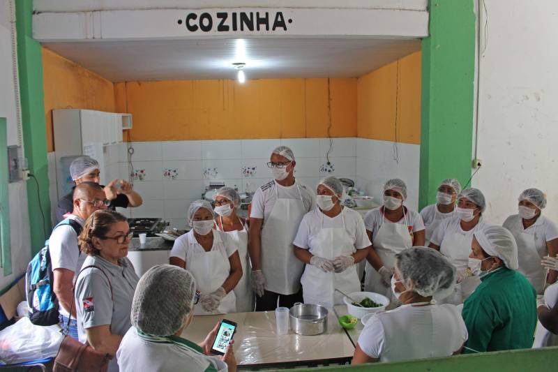 A pizza de talos e o bolo de banana fizeram parte do cardápio do último dia do curso de alimentação alternativa e reaproveitamento de alimentos (foto), nessa sexta-feira (27), no Bairro Curió-Utinga, em Belém. O curso faz parte do Projeto Cozinha Sustentável e foi realizado no Centro Comunitário da Passagem Cruzeiro Unidos com o Pantanal, por meio de parceria entre o Núcleo de Articulação e Cidadania (NAC) e a Empresa de Assistência Técnica e Extensão Rural do Estado do Pará (Emater). O objetivo da capacitação é oportunizar a inclusão socioprodutiva para pessoas em situação de vulnerabilidade social, com a produção de alimentos, contribuindo para a gestão autônoma de geração de renda em ações que priorizam o empreendedorismo individual para o desenvolvimento da economia local.

FOTO: RUAN MORAES / ASCOM NAC
DATA: 27.04.2018
BELÉM - PARÁ <div class='credito_fotos'>Foto: Ascom NAC   |   <a href='/midias/2018/originais/8ef77a1c-68fd-49b2-85ba-75d61493a2d2.jpg' download><i class='fa-solid fa-download'></i> Download</a></div>