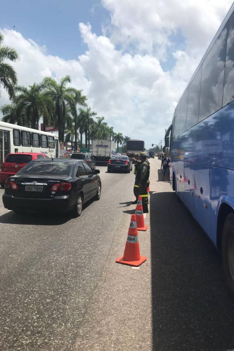 Para garantir maior segurança e tranquilidade no retorno à Região Metropolitana de Belém no feriado prolongado, o governo do Estado adotará uma medida inédita na Rodovia BR-316: a inversão de uma faixa, em sete quilômetros, no sentido de saída da capital, nesta terça-feira (13), das 16 às 22 h, e na quarta-feira (14), das 06 às 14 h. A medida visa permitir a fluidez do tráfego de veículos entre o KM-13, no município de Marituba, próximo ao Instituto de Ensino de Segurança Pública (Iesp), e o KM-06, no município de Ananindeua, no retorno após o posto de serviço da Polícia Rodoviária Federal.

FOTO: ASCOM / NGTM
DATA:13.02.2018
BELÉM - PARÁ <div class='credito_fotos'>Foto: ASCOM NGTM   |   <a href='/midias/2018/originais/8f329292-b20c-48fa-86fd-f609ba469b0f.jpg' download><i class='fa-solid fa-download'></i> Download</a></div>