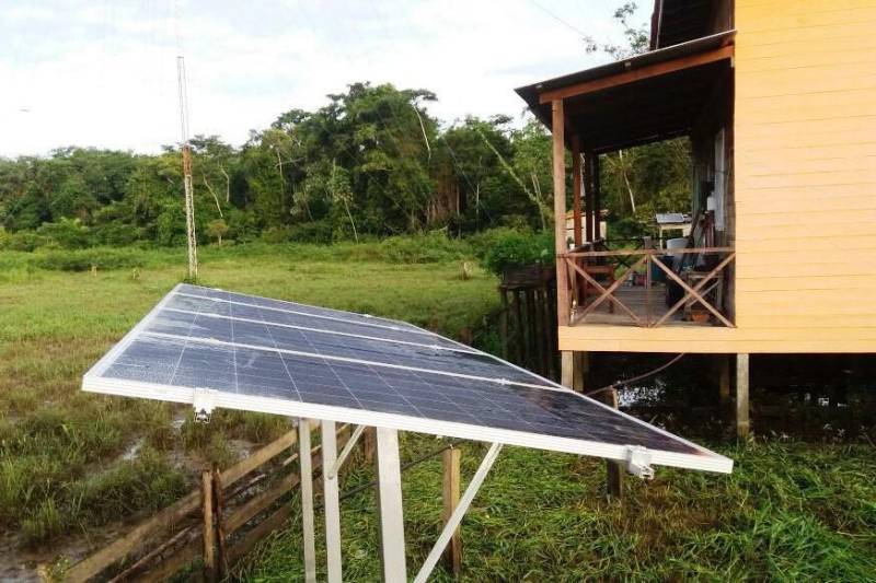 Na área ambiental, a Emater também participou, na semana passada, da instalação de mais quatro kits de placas solares viabilizadas por financiamentos na linha de crédito Eco, do Programa Nacional de Fortalecimento da Agricultura Familiar (Pronaf/Eco), para produtores ribeirinhos em Almeirim, Região do Médio-Amazonas.

FOTO: ASCOM EMATER
DATA: 24.04.2018
ALMEIRIM - PARÁ <div class='credito_fotos'>Foto: ASCOM EMATER   |   <a href='/midias/2018/originais/8f6258e3-595f-411f-b848-3c64ac6042f1.jpg' download><i class='fa-solid fa-download'></i> Download</a></div>
