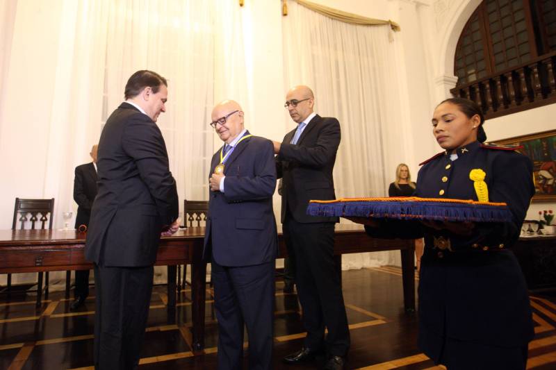 O governador Simão Jatene foi homenageado pela Associação do Corpo Consular no Estado do Pará (ACCP) com a Comenda do Mérito Consular João Clemente Baena Soares. A maior honraria da entidade foi entregue na noite desta quinta-feira (22), no salão nobre do prédio sede da Associação Comercial do Pará (ACP), em Belém. Na foto, o embaixador Baena Soares recebe comenda.

FOTO: IGOR BRANDÃO / AG. PARÁ
DATA: 22.02.2018
BELÉM - PARÁ <div class='credito_fotos'>Foto: IGOR BRANDÃO / AG. PARÁ   |   <a href='/midias/2018/originais/8f9f4b02-08f7-4cc0-b96a-4f5915e8a6bc.jpg' download><i class='fa-solid fa-download'></i> Download</a></div>