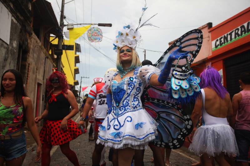 O professor Júlio Leal Gomes é natural de Vigia de Nazaré, no nordeste paraense, terra conhecida pela hospitalidade, principalmente em época festiva. Mantendo a tradição, no Carnaval Júlio e seus irmãos abrem a casa da família para amigos e outros parentes. Neste ano, o imóvel de quatro cômodos abrigou mais de 50 pessoas. Vigia tem um dos maiores e mais tradicionais carnavais do Pará. Nesta época do ano, a população do município, de 51.173 habitantes (Censo/IBGE), triplica com a chegada de brincantes oriundos de todo o Brasil, e os vigienses – igual coração de mãe - acolhem essa multidão. A estimativa é a cidade receber mais de 300 mil pessoas neste Carnaval. Na foto, o professor Pablo Pantoja, 37 anos.

FOTO: IGOR BRANDÃO / AG PARÁ
DATA: 13.02.2018
BELÉM - PARÁ <div class='credito_fotos'>Foto: IGOR BRANDÃO / AG. PARÁ   |   <a href='/midias/2018/originais/90ed149a-006f-4ecc-a465-e5d32934f953.jpg' download><i class='fa-solid fa-download'></i> Download</a></div>