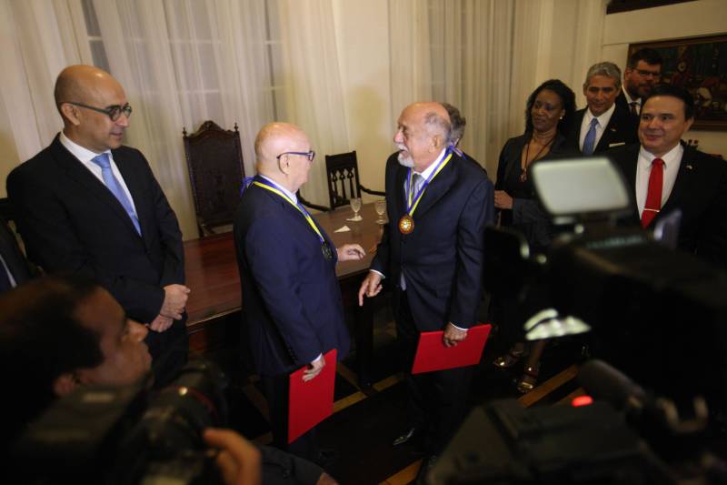 O governador Simão Jatene foi homenageado pela Associação do Corpo Consular no Estado do Pará (ACCP) com a Comenda do Mérito Consular João Clemente Baena Soares. A maior honraria da entidade foi entregue na noite desta quinta-feira (22), no salão nobre do prédio sede da Associação Comercial do Pará (ACP), em Belém. Na foto, o governador Simão Jatene (d), e o embaixador Baena Soares.

FOTO: IGOR BRANDÃO / AG. PARÁ
DATA: 22.02.2018
BELÉM - PARÁ <div class='credito_fotos'>Foto: IGOR BRANDÃO / AG. PARÁ   |   <a href='/midias/2018/originais/912192c4-f9d4-4815-bff6-67a5c2779d9e.jpg' download><i class='fa-solid fa-download'></i> Download</a></div>