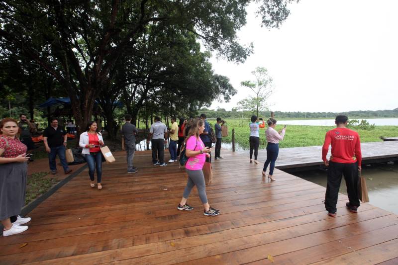 Jornalistas, influenciadores digitais e membros da sociedade civil organizada participaram, nesta quinta-feira (15), da visita guiada ao Parque Estadual do Utinga (Peut) que será inaugurado na sexta-feira (16), às 16h30. Os convidados foram recebidos pelo secretário estadual de Cultura, o arquiteto Paulo Chaves; pelo presidente do Ideflor-bio, Thiago Novaes; pelo gerente do Peut, Julio Meyer; pelo secretário de comunicação, Daniel Nardin e pelo representante da diretoria da Unidade de Conservação do Parque, Wendel Andrade. O evento começou às 9h com a apresentação das melhorias feitas no espaço durante as obras, dos serviços que funcionarão no local e de algumas normas de utilização desse novo equipamento. 

FOTO: SIDNEY OLIVEIRA / AG. PARÁ
DATA: 15.03.2018
BELÉM - PARÁ <div class='credito_fotos'>Foto: Sidney Oliveira/Ag. Pará   |   <a href='/midias/2018/originais/91293d7e-7f13-4160-b693-7f47b37d4e5d.jpg' download><i class='fa-solid fa-download'></i> Download</a></div>