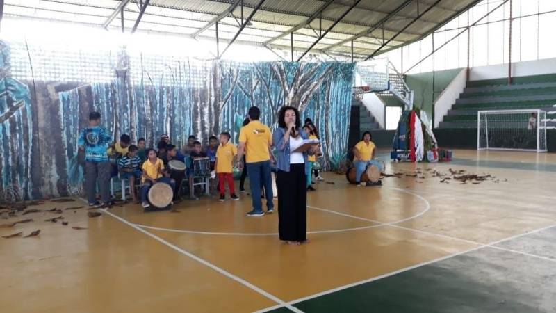 O sentimento de pertencimento à uma história verdadeira, foi fortalecido nesta manhã (06). O ginásio da Universidade Federal Rural da Amazônia - UFRA recebeu 40 alunos do Pro Paz nos Bairros (PPB), polos UFRA, UFPA, UIPP Terra Firme e Mangueirão, para dar vida a obra “História da gente brasileira”, da escritora Mary Del Priore, com a encenação do espetáculo "Terra à vista”. A montagem foi apresentada no Sarau Literário do Livro Solidário, a convite da Imprensa Oficial do Estado. O espetáculo dirigido pelos arte educadores Glaucia Pinto e Elton Santos, sob orientação de Luci Azevedo (foto), coordenadora do PPB é reflexo de um processo que envolve toda a equipe dos polos, resultando na construção do cenário, figurino, trilha sonora que reproduziu o que o livro ensina: o que vestiam, onde moravam, o que comiam e o que faziam os primeiros habitantes do Brasil. As rodas de leituras do livro de Mary e uma aula aberta, com o historiador Aldrin Figueiredo, no Museu de arte sacra, no mês de maio, foram fundamentais para encher de sentimentos e veracidade este espetáculo. 

FOTO: EMANUELLE CORRÊA / ASCOM PRO PAZ
DATA: 06.06.2018
BELÉM - PARÁ <div class='credito_fotos'>Foto: EMANUELE CORRÊA / ASCOM PRO PAZ   |   <a href='/midias/2018/originais/928f981f-ee48-4e84-a482-223bab63b24c.jpg' download><i class='fa-solid fa-download'></i> Download</a></div>