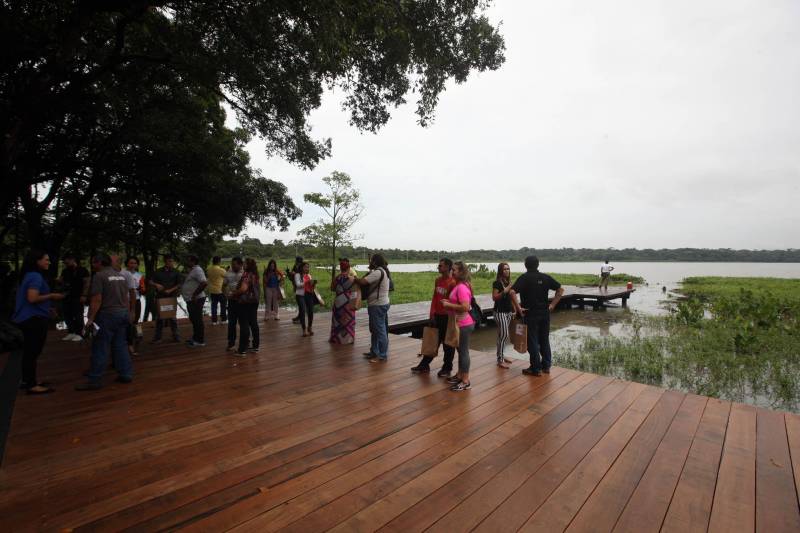 Jornalistas, influenciadores digitais e membros da sociedade civil organizada participaram, nesta quinta-feira (15), da visita guiada ao Parque Estadual do Utinga (Peut) que será inaugurado na sexta-feira (16), às 16h30. Os convidados foram recebidos pelo secretário estadual de Cultura, o arquiteto Paulo Chaves; pelo presidente do Ideflor-bio, Thiago Novaes; pelo gerente do Peut, Julio Meyer; pelo secretário de comunicação, Daniel Nardin e pelo representante da diretoria da Unidade de Conservação do Parque, Wendel Andrade. O evento começou às 9h com a apresentação das melhorias feitas no espaço durante as obras, dos serviços que funcionarão no local e de algumas normas de utilização desse novo equipamento. 

FOTO: SIDNEY OLIVEIRA / AG. PARÁ
DATA: 15.03.2018
BELÉM - PARÁ <div class='credito_fotos'>Foto: Sidney Oliveira/Ag. Pará   |   <a href='/midias/2018/originais/929185d8-0b88-4b25-a601-9c2351f3a4f7.jpg' download><i class='fa-solid fa-download'></i> Download</a></div>