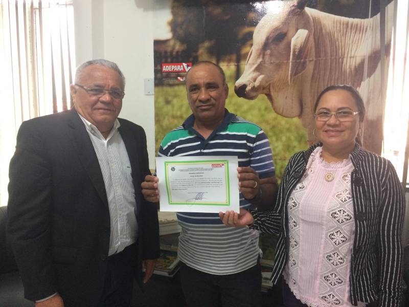 Há dois anos trabalhando com a produção de queijo do Marajó, o produtor Alfredo Leal resolveu que era hora de avançar. Procurado pela Agência de Defesa Agropecuária do Pará (Adepará), ele foi orientado a certificar a produção, e assim aumentar as possibilidades de negócios. “Eu já sabia como se produzia o queijo do Marajó, porém minha produção era pequena. A Adepará me procurou para que eu me adequasse às normas de produção e, dessa forma, pudesse comercializar o queijo para todo o Estado. Depois das adequações, estou aqui hoje, recebendo o certificado”, contou Alfredo Leal, proprietário da fábrica “Laticínios Leal”, que recebeu nesta quarta-feira (21), da Adepará, o certificado de empresa artesanal. Na foto, o diretor geral da Adepará, Luiz Pinto (e), entregou ao produtor de queijo do Marajó, proprietário da "Laticínios Leal", Alfredo Leal (c) e sua esposa Maria Helena Leal (d), o certificado de empresa artesanal. <div class='credito_fotos'>Foto: ASCOM ADEPARÁ   |   <a href='/midias/2018/originais/92a442a2-1153-4b0f-beed-087848f51441.jpg' download><i class='fa-solid fa-download'></i> Download</a></div>