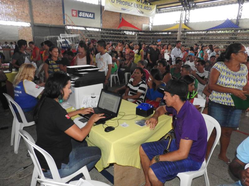 Termina neste sábado, 17, o atendimento da Caravana Pro Paz Cidadania em Bragança, município localizado na região nordeste do estado. Com o apoio da prefeitura e secretarias estaduais, a ação começou na quinta-feira, 15, no ginásio do Senai. Até o momento, mais de dois mil atendimentos foram feitos. A população pode solicitar a emissão de RG, CPF, certidão de nascimento (1° e 2° via), Id Jovem, identidade de nome social e aconselhamento jurídico.

FOTO: CARLOS SODRÉ / AG. PARÁ
DATA: 16.03.2018
BRAGANÇA - PARÁ <div class='credito_fotos'>Foto: Carlos Sodré/Agência Pará   |   <a href='/midias/2018/originais/92a8c9ec-c595-418f-869e-c2fa065a0a3d.jpg' download><i class='fa-solid fa-download'></i> Download</a></div>