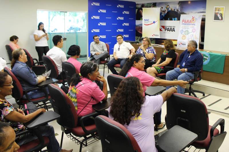 Alunos do curso de “Técnicas de gestão de resíduos sólidos” e de “Boas práticas higiênico sanitárias dos alimentos” foram certificados pelo Programa Pará Profissional. Ao todo, 32 concluintes estiveram presentes na cerimônia, que ocorreu no auditório da Casa Civil, na quinta-feira (28). O Programa Pará Profissional é um dos instrumentos utilizados no combate à desigualdade inter-regional no Estado, por meio da qualificação profissional da mão de obra local. Coordenado pela Secretaria de Estado de Ciência, Tecnologia e Educação Profissional e Tecnológica (Sectet), o programa é amparado pela Lei 8.427, de 16 de novembro de 2016. As ofertas de cursos são feitas de acordo com as demandas vindas dos setores produtivos de cada região do estado, mediante oficinas, reuniões e solicitações diretas das prefeituras.

FOTO: ERIKA TORRES / ASCOM NAC
DATA: 01.03.2018
BELÉM - PARÁ <div class='credito_fotos'>Foto: ERIKA TORRES / ASCOM NAC   |   <a href='/midias/2018/originais/92b3bf40-ad57-4c81-9dbc-394b43f8e996.jpg' download><i class='fa-solid fa-download'></i> Download</a></div>