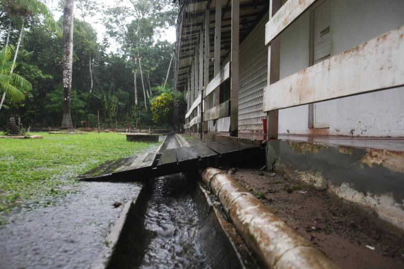 A chuva que caiu na manhã desta segunda-feira, 26, em Belém e outros municípios da região nordeste do Estado, não afetou as bacias localizadas em Barcarena. No total foram registrados 53 milímetros de chuva, desde o final de semana. “Não houve qualquer transbordamento ou mais prejuízos”, explicou o capitão Marcelo Santos, do Corpo de Bombeiros. Enquanto isso, as ações do Governo do Estado nas comunidades afetadas pela contaminação constatada pelo Instituto Evandro Chagas (IEC), no entorno da área de atuação da empresa Hydro, continuam. Até o momento, 893 galões de água potável foram entregues a 399 famílias da região. O abastecimento será semanal e a quantidade varia em função do número de pessoas residentes em cada casa, com média de uma unidade de 20 litros para cada duas pessoas. 

FOTO: IGOR BRANDÃO / AG. PARÁ
DATA: 25.02.2018
BARCARENA - PARÁ <div class='credito_fotos'>Foto: IGOR BRANDÃO / AG. PARÁ   |   <a href='/midias/2018/originais/93137016-4d75-490d-8fb6-3ebf89418f28.jpg' download><i class='fa-solid fa-download'></i> Download</a></div>