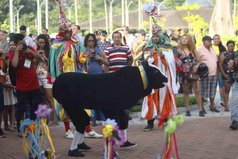 O Parque Estadual do Utinga (PEUt) o mais importante espaço de preservação e estudo da biodiversidade dentro da Região Metropolitana de Belém será reaberto à população a partir desta sexta,16, a partir das 16h30, com apresentações artísticas, com o Boi Veludinho, crianças do Pro Paz e a premiada Orquestra Sinfônica do Theatro da Paz. A apresentação será em um espaço ao ar livre e não será necessária a retirada de ingressos, por esse motivo, a recomendação é que o público chegue cedo, porque a entrada será fechada quando o espaço estiver lotado. 

FOTO: THIAGO GOMES / AG PARÁ 
DATA: 16.03.2018 
BELÉM - PARÁ <div class='credito_fotos'>Foto: Thiago Gomes /Ag. Pará   |   <a href='/midias/2018/originais/931f531b-fccc-4e35-9f12-dbba4ec8bed5.jpg' download><i class='fa-solid fa-download'></i> Download</a></div>