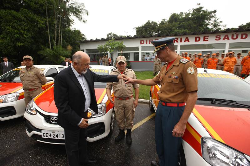 Na mesma cerimônia que entregou as viaturas para serviços de vistoria, o governador Simão Jatene fez uma visita técnica às instalações da nova Policlínica ao Corpo de Bombeiros Militar do Estado. Um prédio no Quartel do Comando Geral da corporação foi reformado e adaptado para receber a Policlínica, que oferta assistência médico-odontológico, psicológico e de primeiros socorros aos bombeiros militares e seus dependentes.

FOTO: IGOR BRANDÃO / AG. PARÁ
DATA: 15.03.2018
BELÉM - PARÁ <div class='credito_fotos'>Foto: IGOR BRANDÃO / AG. PARÁ   |   <a href='/midias/2018/originais/9375e576-6503-4e17-8b6a-d0a3e9ffe443.jpg' download><i class='fa-solid fa-download'></i> Download</a></div>