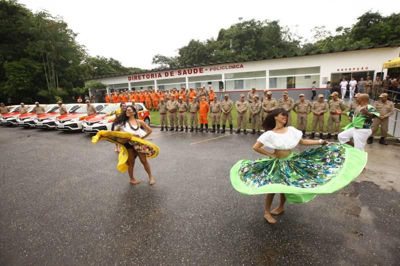 Na mesma cerimônia que entregou as viaturas para serviços de vistoria, o governador Simão Jatene fez uma visita técnica às instalações da nova Policlínica ao Corpo de Bombeiros Militar do Estado. Um prédio no Quartel do Comando Geral da corporação foi reformado e adaptado para receber a Policlínica, que oferta assistência médico-odontológico, psicológico e de primeiros socorros aos bombeiros militares e seus dependentes.

FOTO: IGOR BRANDÃO / AG. PARÁ
DATA: 15.03.2018
BELÉM - PARÁ <div class='credito_fotos'>Foto: IGOR BRANDÃO / AG. PARÁ   |   <a href='/midias/2018/originais/93cd6f94-392d-4468-aa87-9b24def8f299.jpg' download><i class='fa-solid fa-download'></i> Download</a></div>