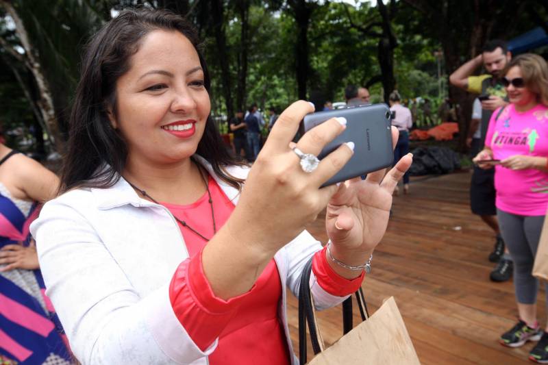 Jornalistas, influenciadores digitais e membros da sociedade civil organizada participaram, nesta quinta-feira (15), da visita guiada ao Parque Estadual do Utinga (Peut) que será inaugurado na sexta-feira (16), às 16h30. Os convidados foram recebidos pelo secretário estadual de Cultura, o arquiteto Paulo Chaves; pelo presidente do Ideflor-bio, Thiago Novaes; pelo gerente do Peut, Julio Meyer; pelo secretário de comunicação, Daniel Nardin e pelo representante da diretoria da Unidade de Conservação do Parque, Wendel Andrade. O evento começou às 9h com a apresentação das melhorias feitas no espaço durante as obras, dos serviços que funcionarão no local e de algumas normas de utilização desse novo equipamento. Na foto, a líder comunitária Gleicilene Araújo.

FOTO: SIDNEY OLIVEIRA / AG. PARÁ
DATA: 15.03.2018
BELÉM - PARÁ <div class='credito_fotos'>Foto: Sidney Oliveira/Ag. Pará   |   <a href='/midias/2018/originais/945f0642-9153-4847-bd12-bf07ca0b8a40.jpg' download><i class='fa-solid fa-download'></i> Download</a></div>