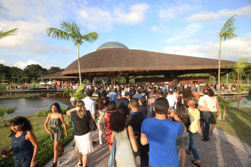 O Parque Estadual do Utinga (PEUt) o mais importante espaço de preservação e estudo da biodiversidade dentro da Região Metropolitana de Belém será reaberto à população a partir desta sexta,16, a partir das 16h30, com apresentações artísticas, com o Boi Veludinho, crianças do Pro Paz e a premiada Orquestra Sinfônica do Theatro da Paz. A apresentação será em um espaço ao ar livre e não será necessária a retirada de ingressos, por esse motivo, a recomendação é que o público chegue cedo, porque a entrada será fechada quando o espaço estiver lotado. 

FOTO: SIDNEY OLIVEIRA / AG PARÁ 
DATA: 16.03.2018 
BELÉM - PARÁ <div class='credito_fotos'>Foto: Sidney Oliveira/Ag. Pará   |   <a href='/midias/2018/originais/947108a3-d5b3-4b1a-8395-f71963ca2a7e.jpg' download><i class='fa-solid fa-download'></i> Download</a></div>