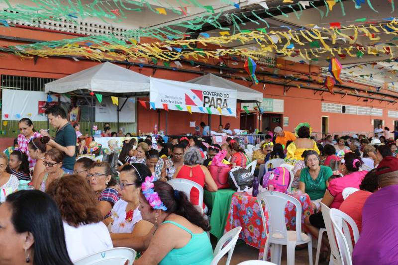 Cerca de 400 idosos, trajando as vestes típicas da época junina, participaram do 19º “Arraiá” (foto), que integra o Projeto Vida Ativa na Terceira Idade, nesta terça-feira (26), no Estádio Olímpico do Pará, o Mangueirão, em Belém. O momento mais esperado da festa foi o concurso de Miss Caipira 2018. Conceição Albuquerque, com o traje “Miss Copa do Mundo”, foi a vencedora desta edição. A festa junina contou com apresentação de quadrilhas de entidades de assistência à pessoa idosa e muitas brincadeiras da quadra junina, além da cantora Suanny Batidão. Com a roupa nas cores verde e amarela, Conceição Albuquerque, candidata do núcleo do projeto que funciona na Tuna Luso Brasileira, apostou na junção do tema junino com a mais importante competição de futebol – a Copa do Mundo, na Rússia. A ganhadora participou ao lado de cinco candidatas e conquistou os jurados, que avaliaram coreografia, simpatia e traje. Emocionada, a vencedora recebeu a faixa das mãos de Marlene da Silva, a miss de 2017.

FOTO: ADRIANA PINTO / ASCOM SEEL
DATA: 26.06.2018
BELÉM - PARÁ <div class='credito_fotos'>Foto: ADRIANA PINTO / ASCOM SEEL   |   <a href='/midias/2018/originais/94889237-5de0-4ff8-8ec5-12fb75250ffb.jpg' download><i class='fa-solid fa-download'></i> Download</a></div>