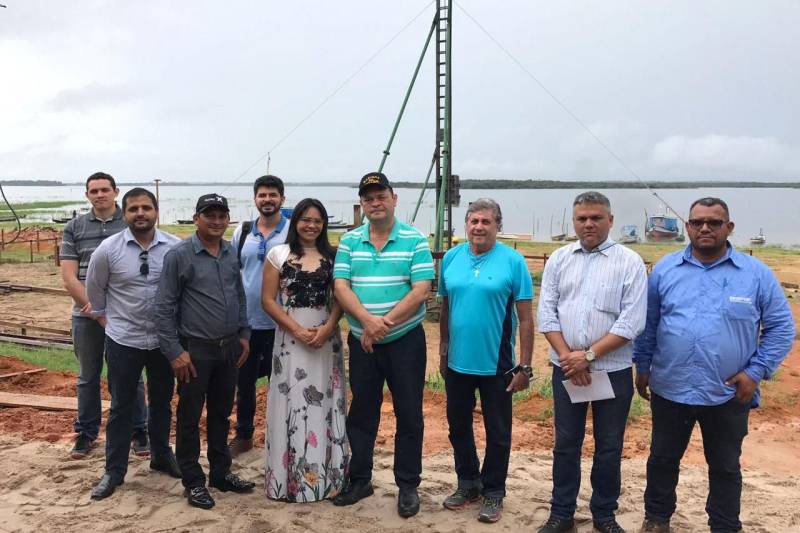 As obras dos terminais hidroviários de cargas e passageiros dos municípios de Prainha, Almeirim, Faro (foto) e Terra Santa, na região do Baixo Amazonas, prosseguem a todo vapor. As novas estruturas permitirão mais organização nas operações portuárias, além de dinamizarem as economias locais.

FOTO: SAMUEL ALVARENGA / SECOM
DATA: 26.02.2018
FARO - PARÁ <div class='credito_fotos'>Foto: Samuel Alvarenga / Secom   |   <a href='/midias/2018/originais/94a08fef-9c04-4d58-91ee-e52970e37b23.jpg' download><i class='fa-solid fa-download'></i> Download</a></div>