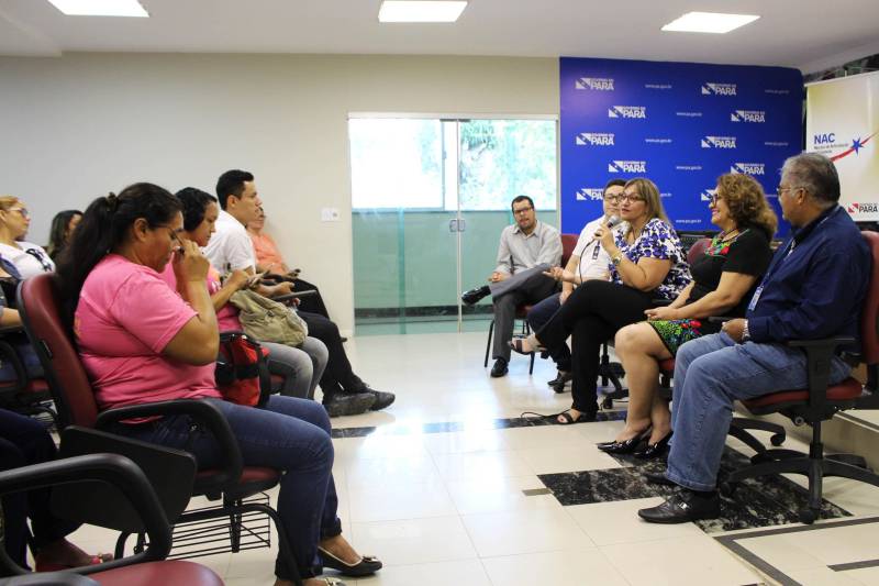 Alunos do curso de “Técnicas de gestão de resíduos sólidos” e de “Boas práticas higiênico sanitárias dos alimentos” foram certificados pelo Programa Pará Profissional. Ao todo, 32 concluintes estiveram presentes na cerimônia, que ocorreu no auditório da Casa Civil, na quinta-feira (28). O Programa Pará Profissional é um dos instrumentos utilizados no combate à desigualdade inter-regional no Estado, por meio da qualificação profissional da mão de obra local. Coordenado pela Secretaria de Estado de Ciência, Tecnologia e Educação Profissional e Tecnológica (Sectet), o programa é amparado pela Lei 8.427, de 16 de novembro de 2016. As ofertas de cursos são feitas de acordo com as demandas vindas dos setores produtivos de cada região do estado, mediante oficinas, reuniões e solicitações diretas das prefeituras.

FOTO: ERIKA TORRES / ASCOM NAC
DATA: 01.03.2018
BELÉM - PARÁ <div class='credito_fotos'>Foto: ERIKA TORRES / ASCOM NAC   |   <a href='/midias/2018/originais/94ce8300-c5d5-4ac0-922d-5e1373a123ae.jpg' download><i class='fa-solid fa-download'></i> Download</a></div>