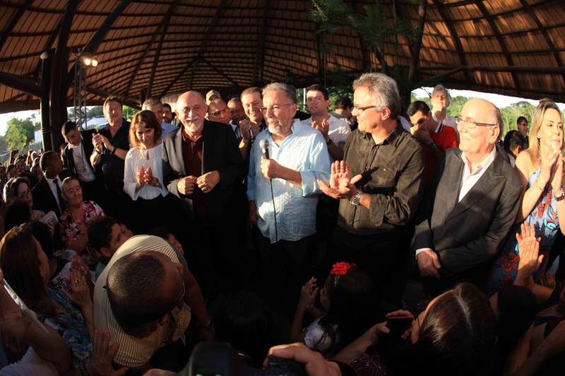 O Parque Estadual do Utinga (PEUt) o mais importante espaço de preservação e estudo da biodiversidade dentro da Região Metropolitana de Belém será reaberto à população a partir desta sexta,16, a partir das 16h30, com apresentações artísticas, com o Boi Veludinho, crianças do Pro Paz e a premiada Orquestra Sinfônica do Theatro da Paz. A apresentação será em um espaço ao ar livre e não será necessária a retirada de ingressos, por esse motivo, a recomendação é que o público chegue cedo, porque a entrada será fechada quando o espaço estiver lotado. 

FOTO: MÁCIO FERREIRA / AG PARÁ 
DATA: 16.03.2018 
BELÉM - PARÁ <div class='credito_fotos'>Foto: MÁCIO FERREIRA/ AG. PARÁ   |   <a href='/midias/2018/originais/95b6dd7f-6cf8-4c4b-9cbf-d17e47ec64c9.jpg' download><i class='fa-solid fa-download'></i> Download</a></div>