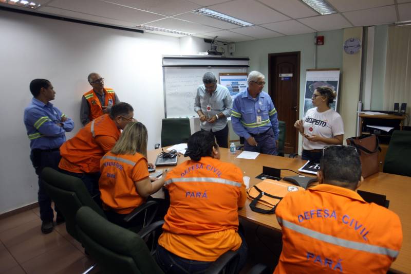 O governo do Estado intensificou as ações nas comunidades do município de Barcarena, no nordeste paraense, afetadas pela contaminação constatada pelo Instituto Evandro Chagas (IEC), no entorno da área de atuação da empresa Hydro. A força-tarefa de órgãos estaduais em parceria com a prefeitura municipal seguiu neste domingo (25), com a continuação do cadastramento de famílias, levantamento de possíveis problemas de saúde decorrentes da situação e distribuição de água potável, medidas emergenciais determinadas pelo Grupo de Trabalho do Governo do Estado. Ao todo, 30 profissionais da saúde, entre agentes de endemias e de saúde, além de 16 assistentes sociais, agentes da Defesa Civil, entre outros profissionais do Estado e Município atuam nos últimos dias nas comunidades de Bom Futuro, Vila Nova e Bujaruba. As equipes estão em campo para mapear e identificar as necessidades das famílias que residem nesses locais e que tipo de impacto que elas podem ter sofrido.

FOTO: IGOR BRANDÃO / AG PARÁ
DATA: 25.02.2018
BARCARENA - PARÁ <div class='credito_fotos'>Foto: IGOR BRANDÃO / AG. PARÁ   |   <a href='/midias/2018/originais/95f6bf65-2aef-44d4-9f06-fbe35d2b80c4.jpg' download><i class='fa-solid fa-download'></i> Download</a></div>