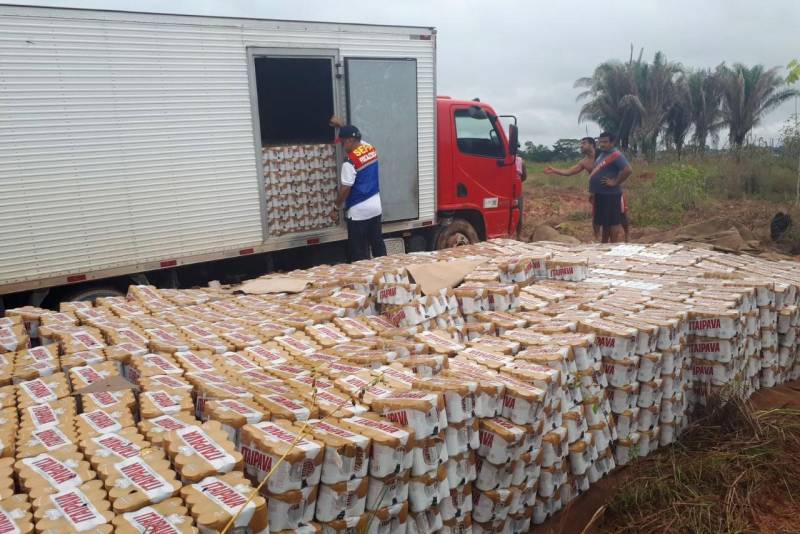 Mais um caminhão que transportava latinhas de cerveja de forma irregular foi interceptado por servidores da Secretaria da Fazenda do Pará (Sefa). Assim como ocorreu no último domingo (11), quando a Sefa apreendeu 18 mil latas de cervejas sem nota fiscal, profissionais da Coordenação de Mercadorias em Trânsito de Marabá, sudeste paraense, apreenderam, nesta quarta-feira (14), um veículo com 4.263 pacotes (foto), num total de 51.156 latas de cerveja, sem documento fiscal. O caminhão foi localizado, atolado, num ramal da Rodovia BR 230, a Transamazônica.

FOTO: ASCOM SEFA
DATA: 14.03.2018
MARABÁ - PARÁ <div class='credito_fotos'>Foto: Ascom Sefa   |   <a href='/midias/2018/originais/966c5deb-7c06-4a97-a3e8-15d345d0b983.jpg' download><i class='fa-solid fa-download'></i> Download</a></div>