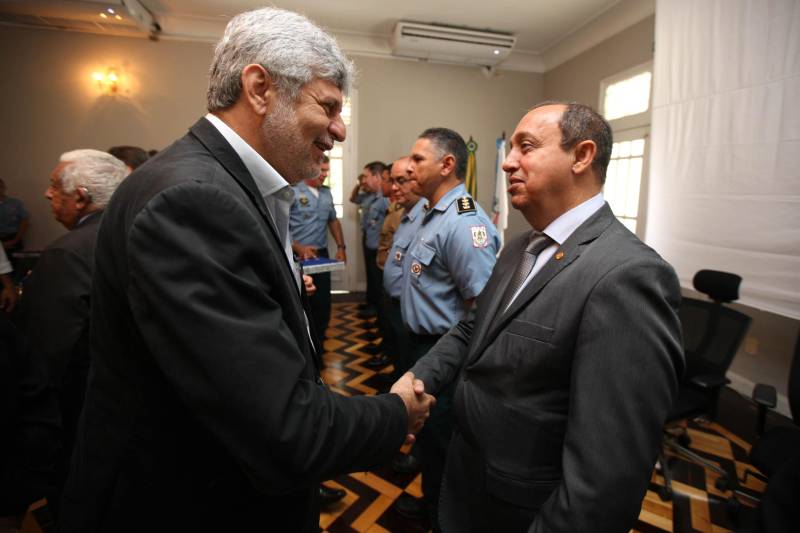 Setenta e duas personalidades civis e militares receberam, na manhã desta terça-feira, 20, no auditório do Palácio dos Despachos, em Belém, a Medalha do Mérito Governador Lauro Sodré, concedida por ocasião das comemorações pelos 101 anos de criação da Casa Militar da Governadoria do Estado, fundada em 12 de fevereiro de 1917. A honraria é destinada a personalidades que prestaram serviços relevantes ao Pará e suas instituições, especialmente à Governadoria do Estado. A solenidade foi aberta pelo governador Simão Jatene, que fez questão de parabenizar a todos os servidores da Casa Militar da Governadoria e aos agraciados com a Medalha Lauro Sodré.

FOTO: ANTONIO SILVA / AG. PARÁ
DATA: 20.02.2018
BELÉM - PARÁ <div class='credito_fotos'>Foto: Antônio Silva/Ag. Pará   |   <a href='/midias/2018/originais/96c7557e-cfd3-4112-a14f-3ca4a570cef7.jpg' download><i class='fa-solid fa-download'></i> Download</a></div>