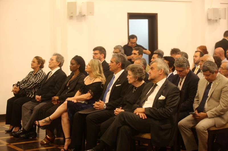 O governador Simão Jatene foi homenageado pela Associação do Corpo Consular no Estado do Pará (ACCP) com a Comenda do Mérito Consular João Clemente Baena Soares. A maior honraria da entidade foi entregue na noite desta quinta-feira (22), no salão nobre do prédio sede da Associação Comercial do Pará (ACP), em Belém.

FOTO: IGOR BRANDÃO / AG. PARÁ
DATA: 22.02.2018
BELÉM - PARÁ <div class='credito_fotos'>Foto: IGOR BRANDÃO / AG. PARÁ   |   <a href='/midias/2018/originais/9702dc89-dd99-4f27-b61a-5da068c83420.jpg' download><i class='fa-solid fa-download'></i> Download</a></div>