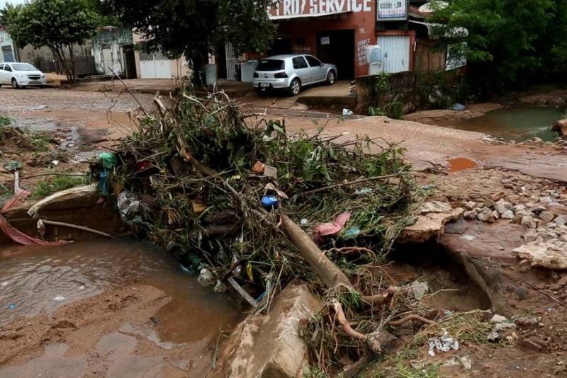 A chuva forte que caiu durante a tarde e a noite da última segunda-feira (26) em Redenção, provocou o rompimento de três represas em áreas privadas no município e, com isso, afetou 250 famílias em 12 bairros da cidade.

FOTO: ASCOM DEFESA CIVIL
DATA: 26.11.2018
REDENÇÃO - PARÁ <div class='credito_fotos'>Foto: ASCOM / DEFESA CIVIL    |   <a href='/midias/2018/originais/975ecfe8-4e2c-48ea-9964-cb0509da27d2.jpg' download><i class='fa-solid fa-download'></i> Download</a></div>