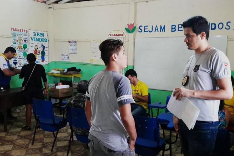 A Polícia Civil iniciou nesta quinta-feira (15) o Projeto Delegacia Itinerante Marajó, em Salvaterra, município do Arquipélago do Marajó. Realizado em parceria com a Secretaria Municipal de Promoção e Assistência Social de Salvaterra, o projeto tem por objetivo percorrer as principais comunidades rurais e quilombolas do município para expandir os serviços prestados pela Delegacia Especializada em Atendimento à Mulher (Deam), sediada em Soure, e que atende aos municípios do lado oriental do Marajó. 

FOTO: ASCOM POLÍCIA CIVIL
DATA: 15.03.2018
SALVATERRA - PARÁ <div class='credito_fotos'>Foto: Ascom Polícia Civil   |   <a href='/midias/2018/originais/97ad8d53-0241-4693-ad4d-0ff02d5b5f04.jpg' download><i class='fa-solid fa-download'></i> Download</a></div>