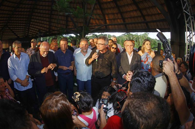 O Parque Estadual do Utinga (PEUt) o mais importante espaço de preservação e estudo da biodiversidade dentro da Região Metropolitana de Belém será reaberto à população a partir desta sexta,16, a partir das 16h30, com apresentações artísticas, com o Boi Veludinho, crianças do Pro Paz e a premiada Orquestra Sinfônica do Theatro da Paz. A apresentação será em um espaço ao ar livre e não será necessária a retirada de ingressos, por esse motivo, a recomendação é que o público chegue cedo, porque a entrada será fechada quando o espaço estiver lotado. 

FOTO: THIAGO GOMES / AG PARÁ 
DATA: 16.03.2018 
BELÉM - PARÁ <div class='credito_fotos'>Foto: Thiago Gomes /Ag. Pará   |   <a href='/midias/2018/originais/97ed0f40-4d5c-4df9-a368-b118aa245d76.jpg' download><i class='fa-solid fa-download'></i> Download</a></div>