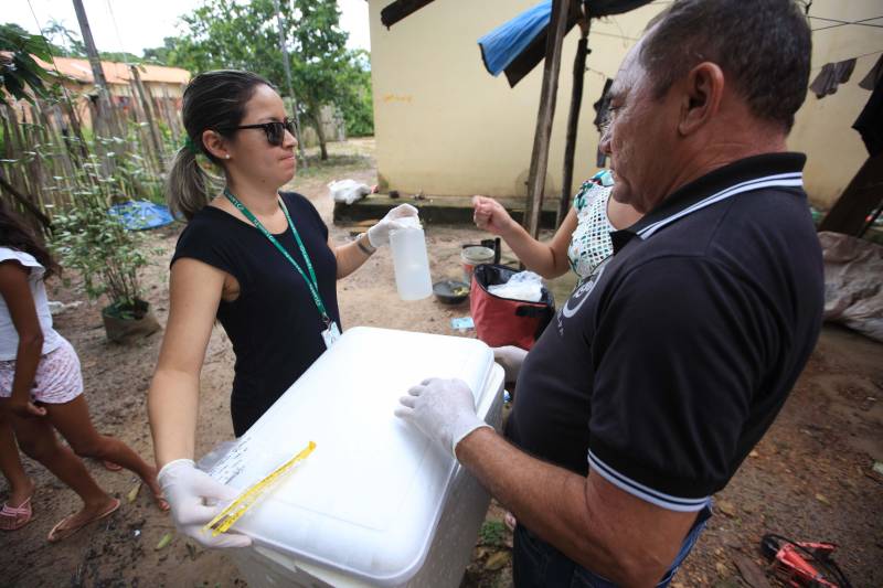 As ações do governo do Estado são imediatas no município de Barcarena, mais especificamente nas comunidades Bom Futuro e Vila Nova, localizadas na área das bacias de rejeitos da Hydro. A primeira medida é a coleta da água dos poços artesianos, para verificar se está própria para o consumo humano. Nesta sexta-feira (23), técnicos do Laboratório Central do Estado (Lacen) começaram o trabalho, que faz parte do conjunto de ações do grupo de trabalho montado pelo governo depois que o Instituto Evandro Chagas confirmou a contaminação da área.

FOTO: MÁCIO FERREIRA / AG. PARÁ
DATA: 23.02.2018
BARCARENA - PARÁ <div class='credito_fotos'>Foto: MÁCIO FERREIRA/ AG. PARÁ   |   <a href='/midias/2018/originais/983db966-8967-461e-a5b7-bfd2b8195a85.jpg' download><i class='fa-solid fa-download'></i> Download</a></div>