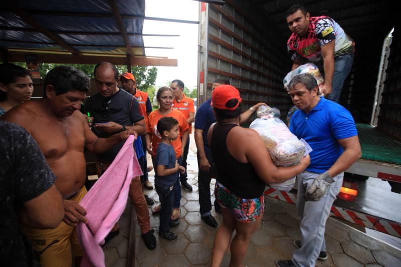 A entrega de mais de 200 cestas básicas às famílias atingidas pelas cheias dos rios Tocantins e Itacaiúnas, em Marabá, no sudeste do Pará, foi a principal ação, neste sábado (17), da força-tarefa montada para prestar atendimento aos desabrigados na região.

FOTO: MÁCIO FERREIRA / AG. PARÁ
DATA: 17.02.2018
MARABÁ - PARÁ <div class='credito_fotos'>Foto: MÁCIO FERREIRA/ AG. PARÁ   |   <a href='/midias/2018/originais/985cf15c-8b6d-4adc-96a2-3e12345f6565.jpg' download><i class='fa-solid fa-download'></i> Download</a></div>