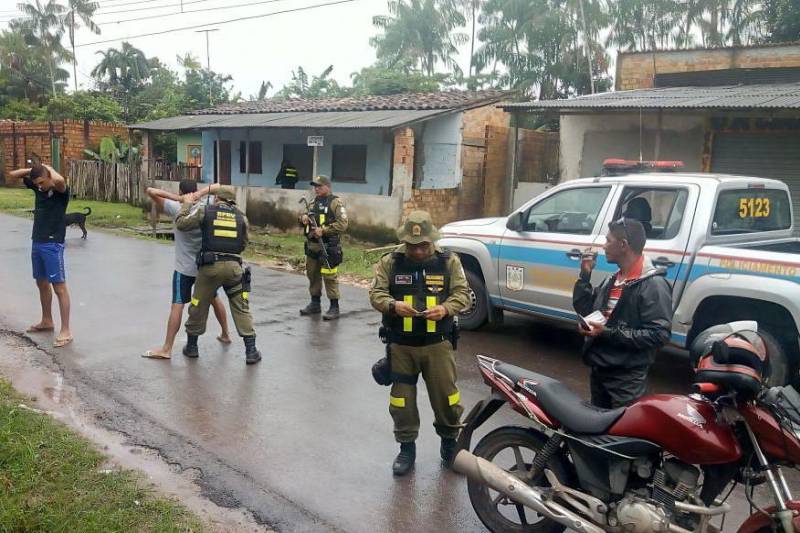 Mais de 600 policiais militares intensificaram a segurança em todo o bairro do Tapanã, durante a operação "Ocupação" que iniciou na manhã desta quinta-feira, 15, e segue até a próxima segunda-feira, 19. O planejamento estratégico desta ação conta com diversas operações: Ônibus Seguro, Hypnus, Bloqueio, Saturação, Tróia e Feira Segura.

FOTO: ASCOM PMPA
DATA: 15.03.2018
BELÉM - PARÁ <div class='credito_fotos'>Foto: Ascom PMPA   |   <a href='/midias/2018/originais/98bf8393-93ba-4ba8-8565-a970e8b5a206.jpg' download><i class='fa-solid fa-download'></i> Download</a></div>