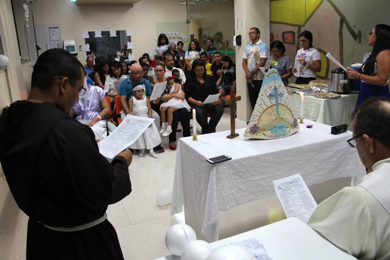 A brinquedoteca estava lotada, as crianças vestidas de branco e o videogame dava lugar à imagem de Nossa Senhora de Nazaré. Tudo isso indicava que algo diferente aconteceria no Hospital Oncológico Infantil Octávio Lobo, na tarde de sábado, 17. 

FOTO: ASCOM HOIOL
DATA: 17.02.2018
BELÉM - PARÁ <div class='credito_fotos'>Foto: ASCOM HOIOL   |   <a href='/midias/2018/originais/98ce5e86-4b6d-4596-87d5-0112252f2c02.jpg' download><i class='fa-solid fa-download'></i> Download</a></div>