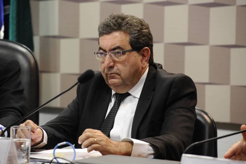 O secretário de Desenvolvimento Econômico, Mineração e Energia do Pará, Adnan Demachki (foto), voltou a reivindicar em Brasília (DF) que parte dos recursos pela renovação da outorga da Estrada de Ferro Carajás viabilize a Ferrovia Paraense (Fepasa), durante audiência pública da Comissão de Serviços de Infraestrutura nesta quarta-feira (21), no Senado Federal.

FOTO: MARCOS OLIVEIRA / AGÊNCIA SENADO
DATA: 21.03.2018
BRASÍLIA - DF <div class='credito_fotos'>Foto: Marcos Oliveira / Agência Senado   |   <a href='/midias/2018/originais/99455691-f2d1-45bf-be37-a68cfdfd6684.jpg' download><i class='fa-solid fa-download'></i> Download</a></div>