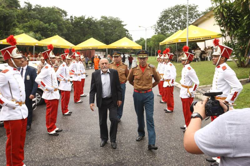 Na mesma cerimônia que entregou as viaturas para serviços de vistoria, o governador Simão Jatene fez uma visita técnica às instalações da nova Policlínica ao Corpo de Bombeiros Militar do Estado. Um prédio no Quartel do Comando Geral da corporação foi reformado e adaptado para receber a Policlínica, que oferta assistência médico-odontológico, psicológico e de primeiros socorros aos bombeiros militares e seus dependentes.

FOTO: IGOR BRANDÃO / AG. PARÁ
DATA: 15.03.2018
BELÉM - PARÁ <div class='credito_fotos'>Foto: IGOR BRANDÃO / AG. PARÁ   |   <a href='/midias/2018/originais/99855791-7069-4cdd-834a-4ce2f306376f.jpg' download><i class='fa-solid fa-download'></i> Download</a></div>