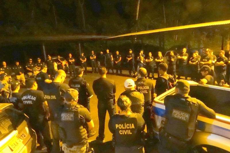 A Polícia Civil do Estado do Pará, em parceria com as Polícias Militar (PM) e Rodoviária Federal (PRF), deflagrou nesta quinta-feira (7), no município de Mojuí dos Campos, no oeste paraense, a Operação "Gênesis". 

FOTO: ASCOM / POLÍCIA CIVIL
DATA: 07.05.2018
MUJUÍ DOS CAMPOS - PARÁ <div class='credito_fotos'>Foto: Ascom Polícia Civil   |   <a href='/midias/2018/originais/998f87e4-46ee-4f5b-9d92-e4321bcd349e.jpg' download><i class='fa-solid fa-download'></i> Download</a></div>