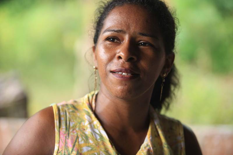 O dia começa cedo para a família do agricultor Adilson dos Santos, 33 anos. Produtores de mandioca da comunidade quilombola Boa Vista do Itá, de Santa Izabel do Pará, região metropolitana de Belém, eles são o retrato de uma tradição que vem se perpetuando por gerações e garantindo na mesa dos paraenses o produto que é a base alimentar do Estado. Do plantio ao beneficiamento, o lavrador herdou do pai a cultura que hoje é a principal fonte de renda da vila, onde vivem cerca de 50 famílias. No Pará, 96% da mandioca produzida vem da agricultura familiar. “Mandioca é pop, mandioca é tudo”, brinca Adilson. Ele está certo. Os produtos derivados da planta são diversos e ajudam a compor alguns dos pratos típicos mais conhecidos da região. Quase onipresente na mesa do paraense, a farinha é, muitas vezes, o alimento principal, nos sete dias da semana. Mas para chegar até as nossas casas, é preciso muito esforço e dedicação, aliado ao emprego de pesquisa e investimentos cada vez maiores do poder público. O conhecimento empírico do homem do campo hoje recebe o apoio de novas tecnologias e técnicas de plantio, que resultam em mais qualidade e produtividade. Na foto, a líder comunitária Cristina Borges, 33 anos.

FOTO: MÁCIO FERREIRA / AG PARÁ
DATA: 25.02.2018
SANTA IZABEL DO PARÁ
 <div class='credito_fotos'>Foto: MÁCIO FERREIRA/ AG. PARÁ   |   <a href='/midias/2018/originais/9a10d9f4-5ea0-43ec-a710-d1bb9832ec53.jpg' download><i class='fa-solid fa-download'></i> Download</a></div>