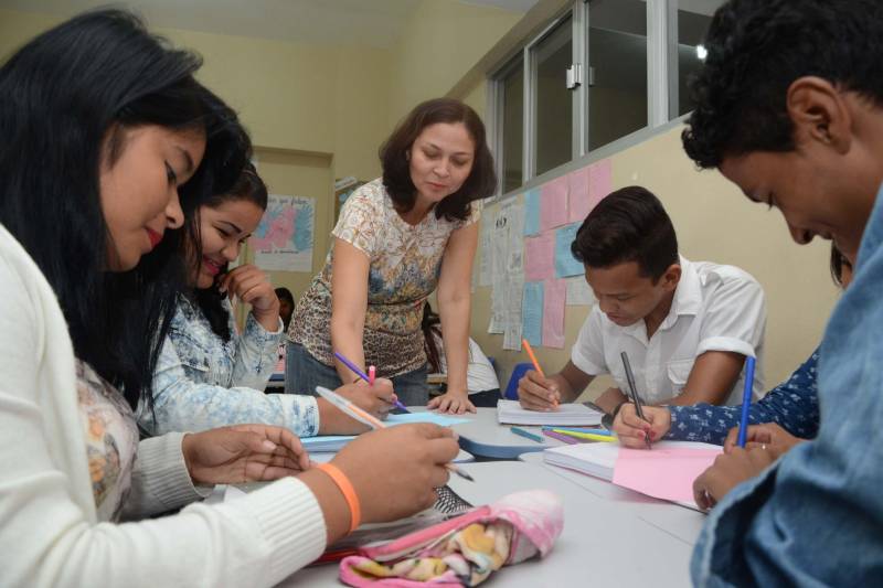 A taxa de distorção idade-série vem decrescendo ano a ano no Pará. É o que confirmam os dados do Censo Escolar da Educação Básica, divulgados pelo Instituto Nacional de Estudos e Pesquisas Educacionais Anísio Teixeira (Inep). Esse indicador da educação nacional mede a taxa de distorção entre a idade e a série na qual o aluno está matriculado, ou seja, é a discrepância de dois anos ou mais entre a idade recomendada para os estudos e a série correspondente. Por exemplo, é considerado em distorção o aluno que tem 8 anos ou mais de idade e cursa o 1º ano do Ensino Fundamental. De acordo com os dados gerados por todas as redes de ensino (pública e privada), em 2017, apurou-se que o Ensino Fundamental paraense registrou uma taxa de distorção de 30,5%, representando uma queda,  ao se comparar com o valor de 2010, que era de 40%.

FOTO: ASCOM / SEDUC
DATA: 21.02.2018
BELÉM - PARÁ <div class='credito_fotos'>Foto: ASCOM SEDUC   |   <a href='/midias/2018/originais/9acae029-e62e-4e16-ba9b-aae874e6af54.jpg' download><i class='fa-solid fa-download'></i> Download</a></div>