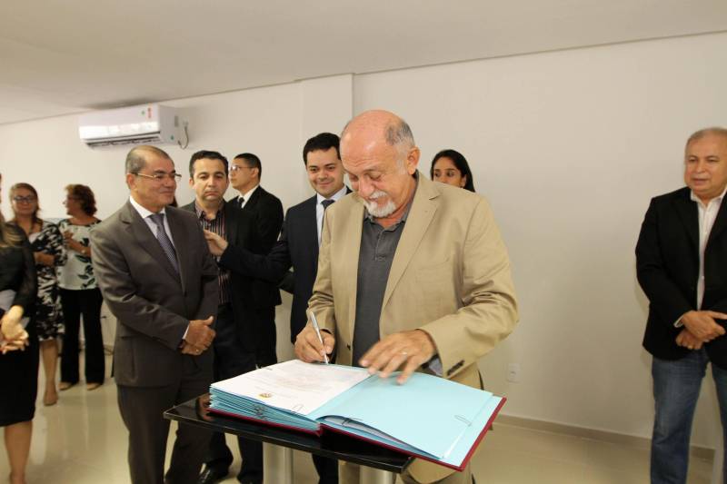 Durante a cerimônia de entrega do novo prédio, o governador assinou três Projetos de Lei. O primeiro cria a Lei de Educação Ambiental do Estado, desenvolvida na própria Semas. O segundo cria o Gerenciamento Costeiro do Estado e o terceiro institui uma gratificação aos servidores da secretaria. 

FOTO: CRISTINO MARTINS / AG. PARÁ
DATA: 16.03.2018
BELÉM - PARÁ <div class='credito_fotos'>Foto: Cristino Martins/Ag. Pará   |   <a href='/midias/2018/originais/9af70581-8dfb-4545-bf26-50b3ce203b6a.jpg' download><i class='fa-solid fa-download'></i> Download</a></div>