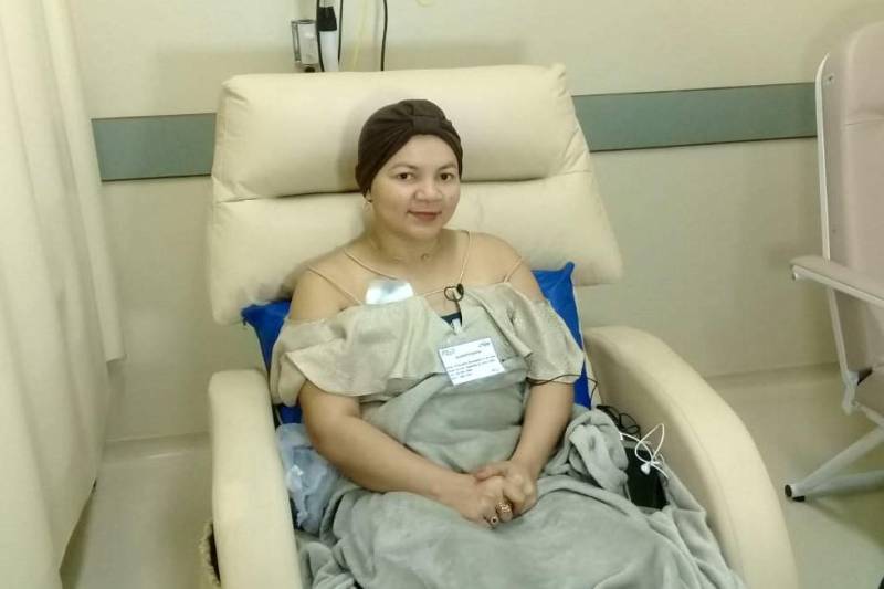 Após seis meses de tratamento contra o câncer de mama, Francisca Elisangela Alves de Lima, de 38 anos, realizou esta semana sua última sessão de quimioterapia. Satisfeita com o resultado do atendimento recebido pela equipe multiprofissional da Unidade de Alta Complexidade em Oncologia Dr. Vitor Moutinho (Unacon), em Tucuruí.

FOTO: ASCOM UNACON
DATA: 30.11.2018
TUCURUÍ - PARÁ <div class='credito_fotos'>Foto: Ascom Unacon   |   <a href='/midias/2018/originais/9b2bff3e-a482-4c48-af38-88477106da41.jpg' download><i class='fa-solid fa-download'></i> Download</a></div>