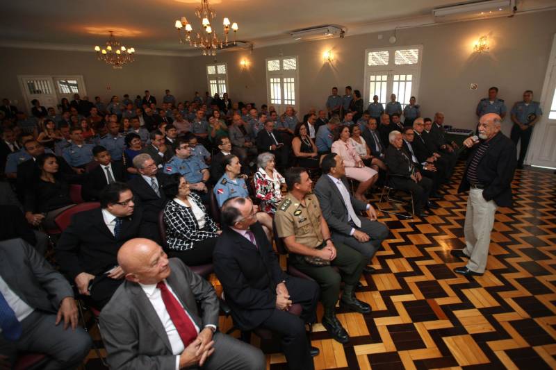 Setenta e duas personalidades civis e militares receberam, na manhã desta terça-feira, 20, no auditório do Palácio dos Despachos, em Belém, a Medalha do Mérito Governador Lauro Sodré, concedida por ocasião das comemorações pelos 101 anos de criação da Casa Militar da Governadoria do Estado, fundada em 12 de fevereiro de 1917. A honraria é destinada a personalidades que prestaram serviços relevantes ao Pará e suas instituições, especialmente à Governadoria do Estado. A solenidade foi aberta pelo governador Simão Jatene (foto), que fez questão de parabenizar a todos os servidores da Casa Militar da Governadoria e aos agraciados com a Medalha Lauro Sodré.

FOTO: ANTONIO SILVA / AG. PARÁ
DATA: 20.02.2018
BELÉM - PARÁ <div class='credito_fotos'>Foto: Antônio Silva/Ag. Pará   |   <a href='/midias/2018/originais/9b990634-31a9-4ad7-bc64-38e761243a63.jpg' download><i class='fa-solid fa-download'></i> Download</a></div>