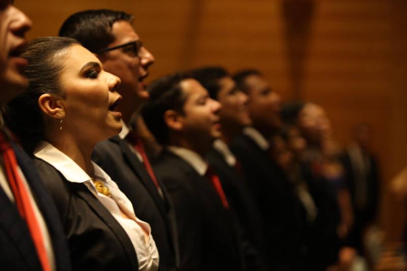 O Pará vai voltar a ter um delegado de polícia para cada município. A posse de 149 novos delegados da Polícia Civil, que aconteceu nesta segunda-feira (26) no Teatro Maria Sylvia Nunes, na Estação das Docas, vai garantir, com sobras, a cobertura completa dos 144 municípios do estado. Aprovados em concurso público, os novos delegados concluíram o curso de Formação da Polícia Civil do Pará no dia 15 deste mês. O curso foi o primeiro do Brasil a incluir sete disciplinas inéditas: Oratória, Atuação Policial frente aos Grupos Vulneráveis, Relacionamento com a Imprensa e Mídias Sociais, Abordagem Psicopatológica do Crime e da Violência, Investigação Financeira no Enfrentamento ao Crime de Lavagem de dinheiro, Noções Básicas de Enfrentamento às Fraudes Veiculares e Linguagem Brasileira de Sinais. O concurso aprovou ainda 300 investigadores, 180 escrivães e 20 papiloscopistas. Os novos policiais civis passaram por quatro meses de formação técnica e profissional na Acadepol. Com a nomeação, o próximo passo será a lotação dos novos servidores públicos nas unidades de Polícia Civil do estado, quando eles saberão em qual região do Pará trabalharão inicialmente.

FOTO: SYDNEY OLIVEIRA / AG. PARÁ
DATA: 26.02.2018
BELÉM - PARÁ <div class='credito_fotos'>Foto: Sidney Oliveira/Ag. Pará   |   <a href='/midias/2018/originais/9bd228e0-2c06-41a4-9652-b4d2cfeb86b6.jpg' download><i class='fa-solid fa-download'></i> Download</a></div>