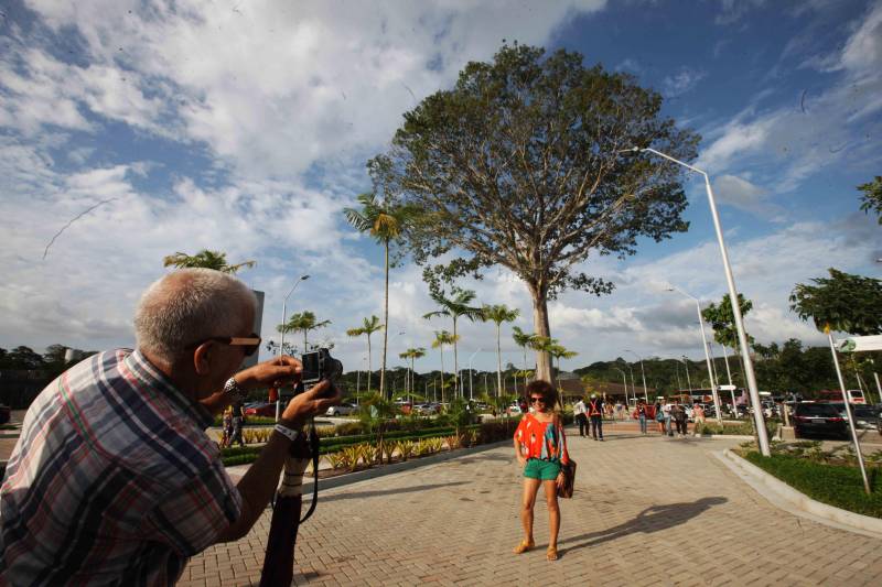 O Parque Estadual do Utinga (PEUt) o mais importante espaço de preservação e estudo da biodiversidade dentro da Região Metropolitana de Belém será reaberto à população a partir desta sexta,16, a partir das 16h30, com apresentações artísticas, com o Boi Veludinho, crianças do Pro Paz e a premiada Orquestra Sinfônica do Theatro da Paz. A apresentação será em um espaço ao ar livre e não será necessária a retirada de ingressos, por esse motivo, a recomendação é que o público chegue cedo, porque a entrada será fechada quando o espaço estiver lotado. 

FOTO: SIDNEY OLIVEIRA / AG PARÁ 
DATA: 16.03.2018 
BELÉM - PARÁ <div class='credito_fotos'>Foto: Sidney Oliveira/Ag. Pará   |   <a href='/midias/2018/originais/9c5892a6-5841-4d9e-8254-bfe0ad4c9671.jpg' download><i class='fa-solid fa-download'></i> Download</a></div>