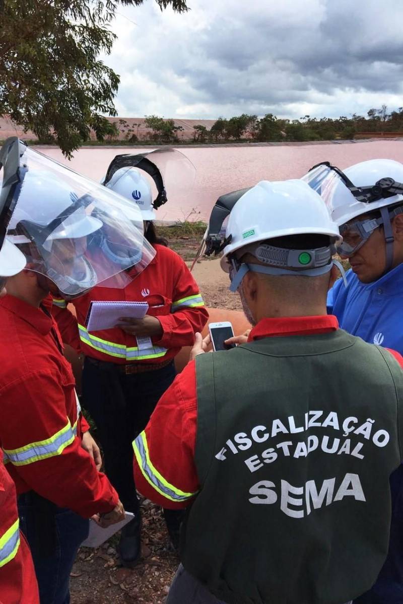 Iniciou neste sábado, 24, o prazo que o Governo do Estado deu para que a mineradora Hydro Alunorte adote procedimentos e mecanismos seguros ambientalmente, a fim de que as bacias de resíduos da empresa baixem os níveis em pelo menos um metro – o que é definido tecnicamente como padrão de segurança com comprovação permanente da redução e manutenção dos níveis. Uma equipe de fiscalização da Secretaria de Estado de Meio Ambiente e Sustentabilidade (Semas) está no município para fazer o monitoramento dos níveis das bacias do sistema de tratamento dos rejeitos da Bauxita. "Vamos montar equipes para, de duas em duas horas, avaliar o nível das bacias. Em caso de chuva o monitoramento será feito de uma em uma hora", explicou Rejiane Santos, geóloga da Diretoria de Licenciamento Ambiental da Semas.

FOTO: LIDIANE SOUZA / SECOM
DATA: 24.02.2018
BARCARENA - PARÁ <div class='credito_fotos'>Foto: LIDIANE SOUZA / SECOM   |   <a href='/midias/2018/originais/9c5ab331-953d-4205-91ca-46de644658c9.jpg' download><i class='fa-solid fa-download'></i> Download</a></div>