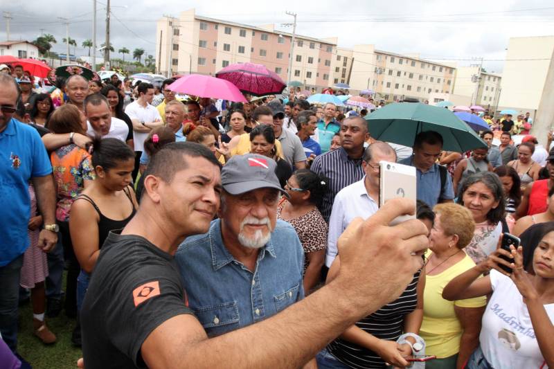 Deve ocorrer a partir da próxima segunda-feira (19) a entrega das chaves aos futuros moradores do Residencial Viver Melhor Marituba, localizado no quilômetro 15 da Rodovia BR-316, em Marituba, região metropolitana de Belém. A cerimônia de inauguração do conjunto, marcada para este sábado (17), foi adiada pela terceira vez pelo Ministério das Cidades, causando transtorno a centenas de pessoas que foram ao local com a promessa de receber o apartamento e começar uma vida nova. O governador Simão Jatene foi ao local esclarecer aos proprietários - muitos vindos de bairros distantes de Belém e Ananindeua - o motivo de mais um adiamento.

FOTO: CRISTINO MARTINS / AG. PARÁ
DATA: 17.02.2017
MARITUBA - PARÁ <div class='credito_fotos'>Foto: Cristino Martins/Ag. Pará   |   <a href='/midias/2018/originais/9c923378-ff40-40ef-8964-cbb7a2af5541.jpg' download><i class='fa-solid fa-download'></i> Download</a></div>