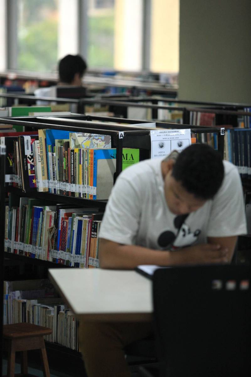 Biblioteca Pública Arthur Vianna, localizada no prédio do Centur. Com mais de 140 anos, o local é uma das principais referências na área em Belém, recebendo uma média de mil usuários por dia. Antes da popularização de instrumentos tecnológicos e sites especializados, a “biblioteca do Centur”, como é conhecida, era uma das principais fontes de pesquisa para alunos de todos os níveis de ensino em Belém. 

FOTO: MÁCIO FERREIRA / AG. PARÁ
DATA: 02.03.2018
BELÉM - PARÁ <div class='credito_fotos'>Foto: MÁCIO FERREIRA/ AG. PARÁ   |   <a href='/midias/2018/originais/9ca23e14-1dc1-452d-8ec3-c439f6cc6627.jpg' download><i class='fa-solid fa-download'></i> Download</a></div>